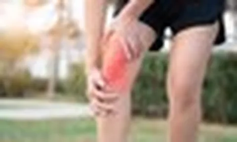 Đừng đợi đến khi không thể ngồi xổm hay leo cầu thang mới lo giữ đầu gối: 5 dấu hiệu cảnh báo khớp gối đang lão hóa