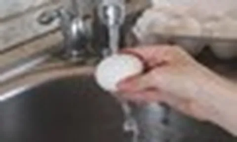 Tại sao không nên rửa trứng đã luộc bằng nước máy? Rất nhiều người vẫn làm mà không biết đó là sai lầm