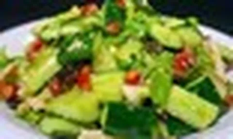 Nữ sinh 20 tuổi đau bụng, rối loạn kinh nguyệt vì ăn dưa chuột, bác sĩ lên tiếng cảnh báo