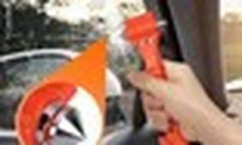 Nhiều tài xế Việt quá liều mạng khi không sắm búa phá kính, tam giác phản quang