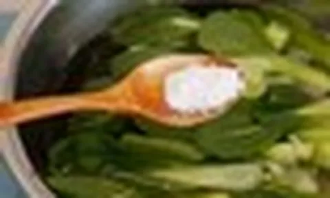 Người Việt mắc sai lầm khi ngâm rau bằng nước muối