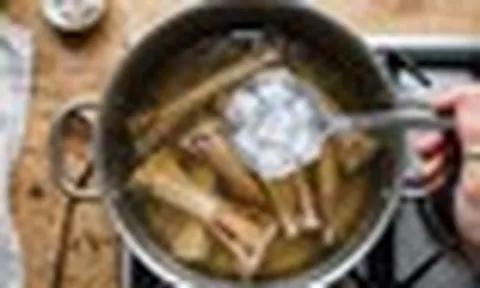 Tại sao nên cho đá lạnh vào nồi nước hầm xương?