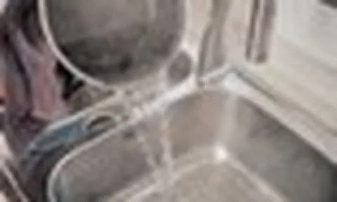 Có nên đổ nước nóng vào bồn rửa bát không?