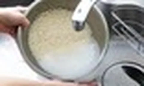 Vì sao nên cho muối vào trước khi vo gạo nấu cơm?