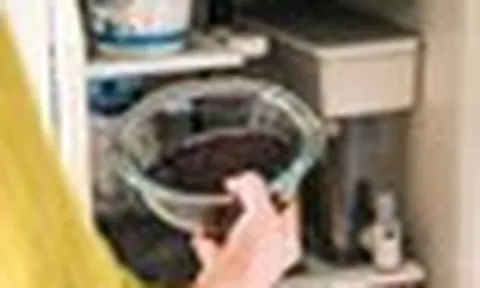 Vì sao nhiều gia đình đặt một bát bã cà phê trong tủ lạnh? Công dụng khiến không ít người bất ngờ