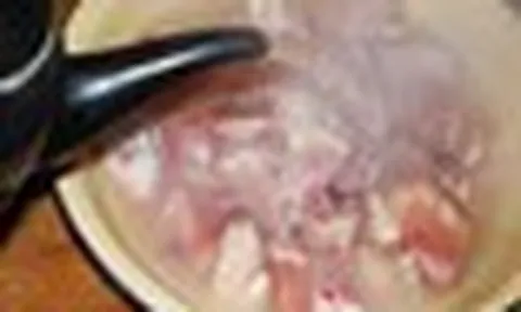 Có nên rã đông thịt bằng nước nóng không?