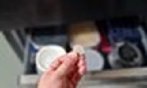 Vì sao nhiều gia đình đặt một đồng xu trong tủ lạnh khi vắng nhà dài ngày? Công dụng ít ai biết