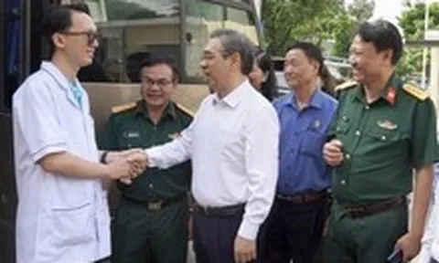 Đoàn y bác sĩ Bệnh viện Quân y 7A về vùng căn cứ cách mạng chăm sóc sức khỏe người dân