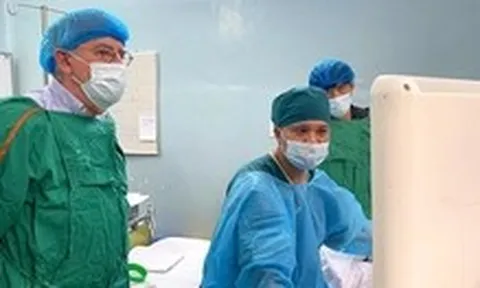 Giáo sư Bỉ cùng bác sĩ Bệnh viện Nhi đồng 2 ghép gan cho 4 trẻ trong một tuần