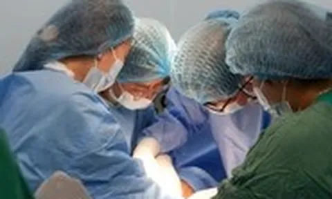 Chạy đua cứu sản phụ bị nhau cài răng lược, nguy cơ sốc mất máu