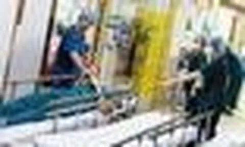 Chồng vào động viên vợ sinh, bất ngờ ngất xỉu trong phòng mổ
