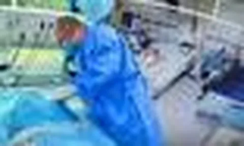 Bác sĩ TP.HCM nghẹn lòng trước tâm nguyện mang theo đôi dép của 1 người mẹ trước lúc qua đời: "Tôi có viết vào cuốn hồi kí Covid, nhưng chưa bao giờ đọc lần 2…”