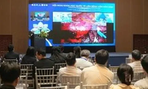 Xem trực tiếp ca mổ robot tại Hội nghị khoa học quốc tế liên bệnh viện