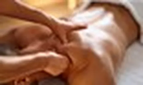 Trào lưu "massage thải xạ", “tắm thải độc” có thật sự hiệu quả? Bác sĩ đưa ra câu trả lời dứt khoát