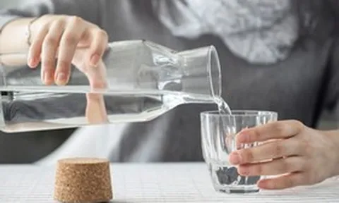 Uống nước ấm 60 độ suốt ngày, cô gái trẻ 20 tuổi đi khám nhận kết quả liền "bật khóc"