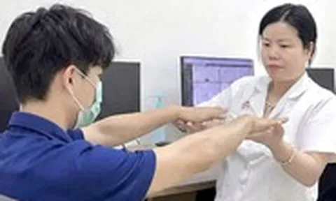 Đi khám vì khó cầm nắm, bất ngờ phát hiện bệnh teo cơ bàn tay