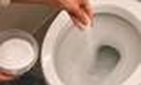 Vì sao nhiều người đổ muối vào bồn cầu trước khi đi ngủ? Sáng hôm sau mới thấy công dụng