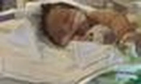 Bé trai kỳ lạ sinh ra đã đại tiện qua "cậu nhỏ", y tá nói: "Tôi đã thay hàng nghìn chiếc tã nhưng chưa thấy ai thiếu thứ này"