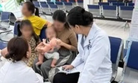 Nghẹt thở giây phút bác sĩ cùng đội ngũ tại trung tâm tiêm chủng cấp cứu thành công bé bị sặc sữa