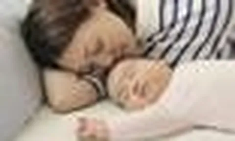 Trẻ “ngủ cùng mẹ” và “không ngủ cùng mẹ”: Chưa cần đợi lớn lên, khác biệt đã vô cùng rõ rệt