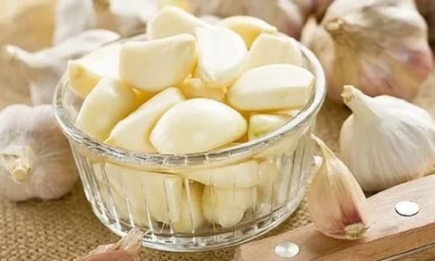 Ăn tỏi sống mỗi ngày, người đàn ông 28 tuổi bất ngờ khi đi khám