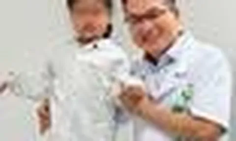 Bé 5 tuổi sinh ra có đủ ngón tay nhưng không thể cầm bút: Bác sĩ Việt "biến" ngón trỏ thành ngón cái và kết quả bất ngờ