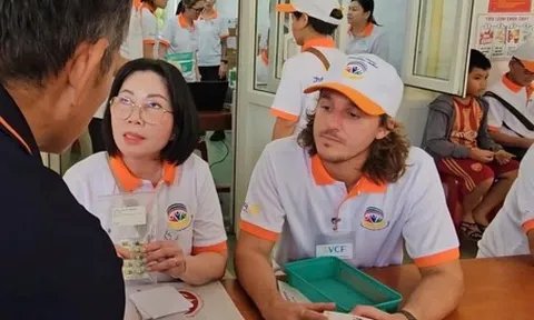 Hơn 100 y, bác sĩ Úc đến Phong Nha khám bệnh miễn phí cho dân
