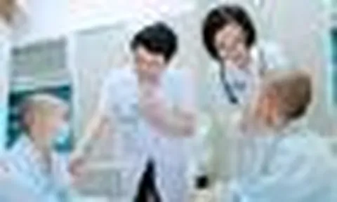 Thấy vệt trắng trong mắt con 5 tháng tuổi, mẹ chết lặng khi biết trẻ bị ung thư võng mạc
