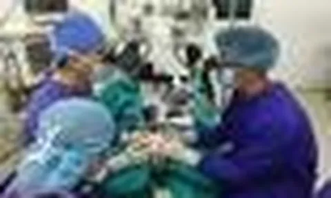 10 giờ vi phẫu giành lại mái tóc cho bé gái 2 tuổi bị lột toàn bộ da đầu: 10 năm sau, điều xúc động xảy ra tại Bệnh viện Việt Đức