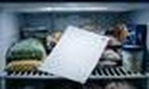 Vì sao nhiều gia đình đặt một tờ giấy A4 vào ngăn đông tủ lạnh? Lấy ra mới biết một vấn đề