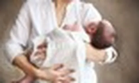 Chồng mắc ung thư đại tràng quyết định trữ tinh trùng trước xạ trị: Một năm sau cưới vợ, nay đã đón con đầu lòng