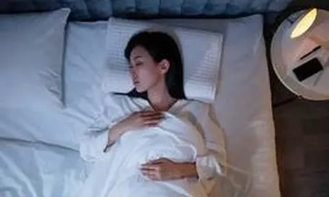 Bật điều hòa vẫn đắp chăn khi ngủ: Thói quen tưởng “ngược đời” lại có lý do