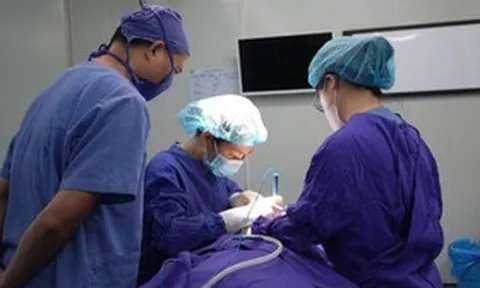 Người đàn ông 35 tuổi nhập viện sau khi "chữa mẹo" bằng nuốt miếng cơm to