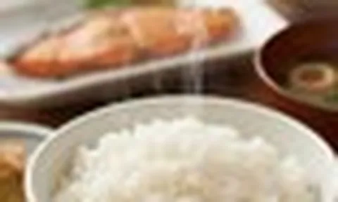 3 thói quen ăn cơm cần bỏ ngay