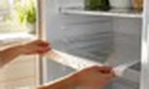 Vì sao nhiều gia đình trải giấy bạc lên các ngăn tủ lạnh? Công dụng đơn giản nhưng rất thiết thực