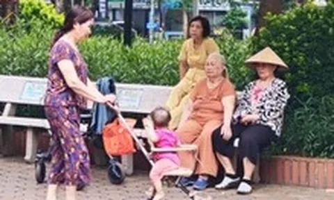 Vừa đến tuổi hưu là vào 'tuổi trông cháu, chăm con'