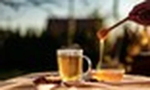 Người đàn ông ngày nào cũng uống nước mật ong, 1 năm sau đi khám, bác sĩ thốt lên ‘uống sai cách rồi’