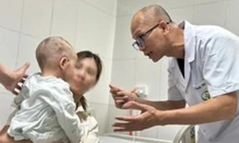 Chó cắn nát vùng mặt bé trai 2 tuổi