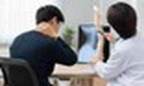 Cúi đầu lướt điện thoại 7 tiếng/ngày, nam thanh niên mắc 'cổ rùa'