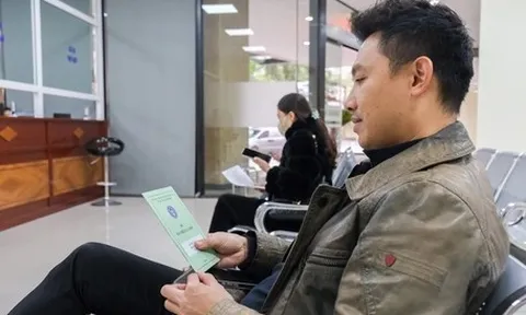 Gánh nặng U50 'bánh mì kẹp': Trên vai là cha mẹ, trước mặt là con cái
