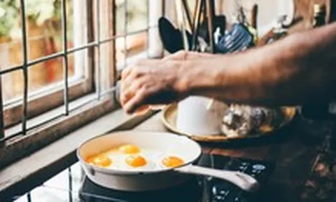 Người bị gan nhiễm mỡ có nên ăn trứng mỗi ngày?