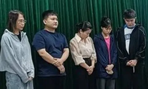 Bắt 5 người giả bác sĩ, 'dọa' khách bệnh nặng để chiếm đoạt hàng tỉ đồng