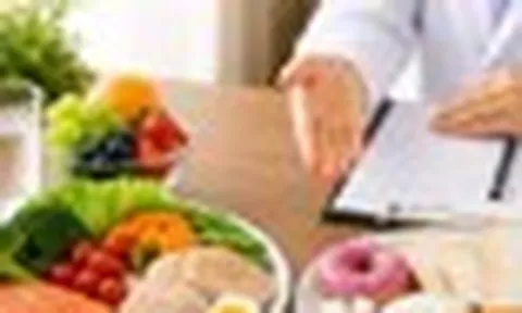 Nhịn ăn, cắt đường để 'diệt' ung thư: Bác sĩ cảnh báo điều gì?