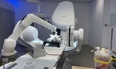 Robot siêu nhỏ 'khoan' qua não, quay ngược ra theo đúng đường cũ