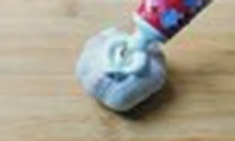Vì sao ngày càng nhiều gia đình bôi kem đánh răng lên tỏi rồi đặt trong phòng tắm?