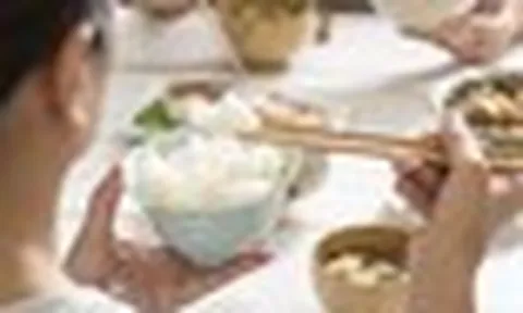 5 thói quen khi ngồi ăn cơm cần bỏ ngay để tránh hại sức khỏe