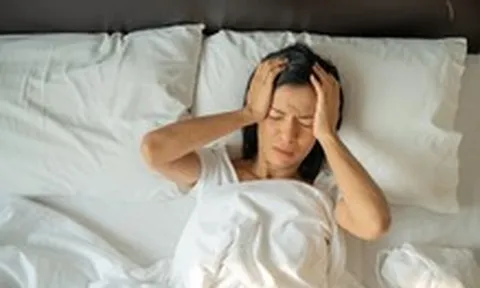 Ngủ đủ giấc nhưng thức dậy vẫn đau đầu: Vì sao?