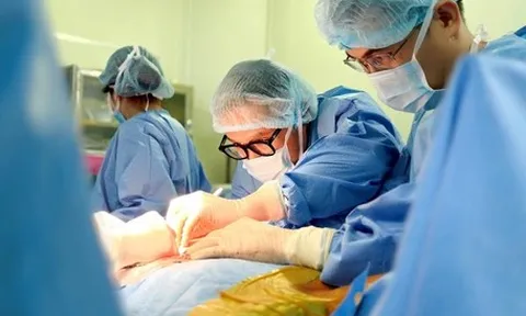 Tái tạo thành công đường tiêu hóa cho bệnh nhân mất toàn bộ dạ dày do uống nhầm hóa chất tẩy bồn cầu