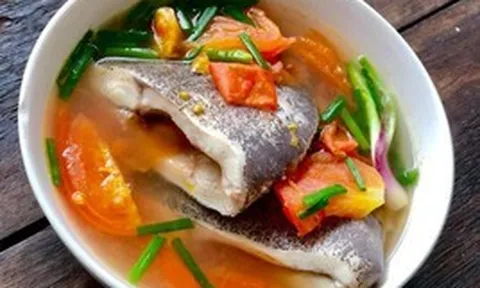 Vì sao không nên nấu canh cá bằng nước lạnh?