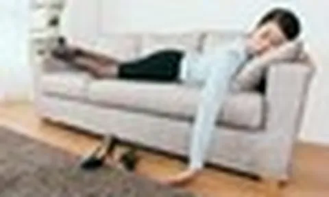 Tại sao nằm sofa thì ngủ quên lúc nào không hay, còn lên giường lại trằn trọc mãi: Sofa không "đòi hỏi" gì cả